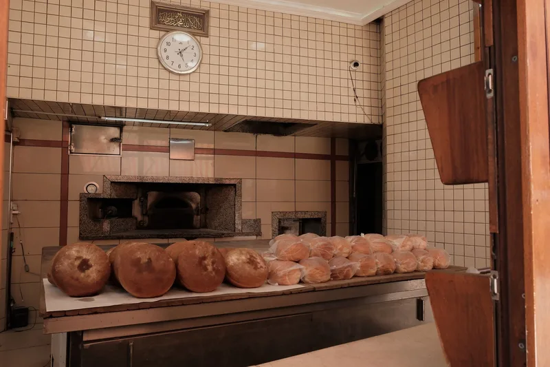 Vista interior de una panadería tradicional turca en Sakarya, con panes recién horneados en exhibición.