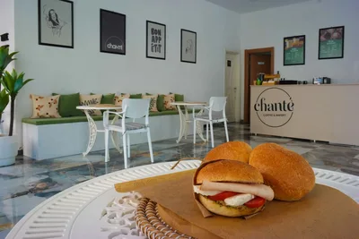 Ambiente de café invitador con sándwiches frescos sobre una mesa elegante.
